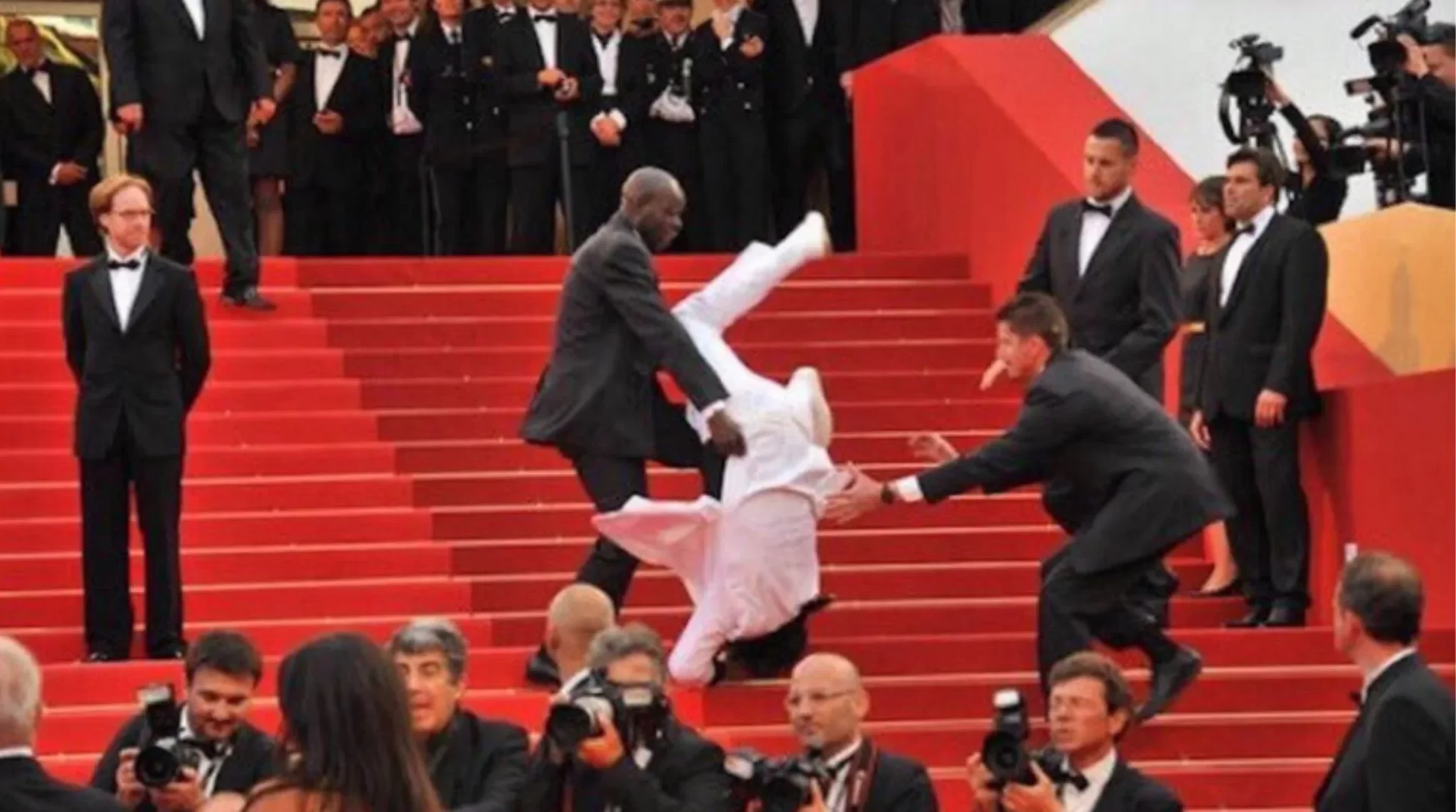 jason derulo falling down the stairs at the met gala